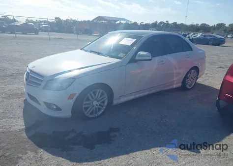 2009 Mercedes-Benz C 300 Luxury 4Matic/Sport 4Matic z USA, uszkodzony, nr VIN WDDGF81X99F283196